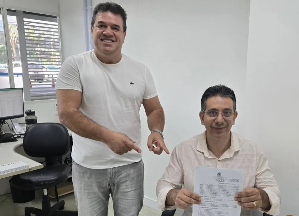 Deputado Marquinho Viana acompanha prefeito de Paramirim na assinatura de convênio para novos equipamentos hospitalares