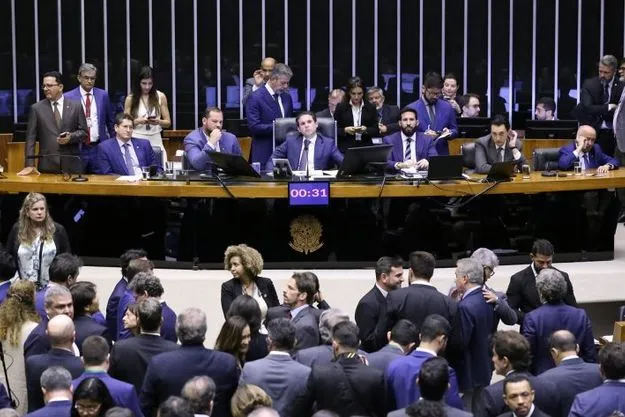 Câmara dos Deputados aprova projeto que isenta do Imposto de Renda para quem ganha até R$ 5 mil por mês