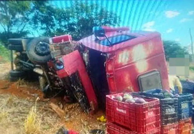 Motorista fica ferido após caminhão carregado de mangas capotar na BA-263, em Urandi