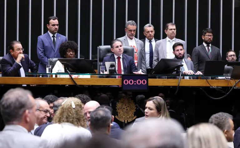 Câmara dos Deputados aprova em dois turnos fim da escala 6x1 com jornada máxima de 40 horas semanais