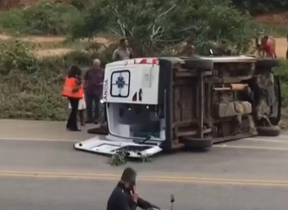 Ambulância transportando paciente de Presidente Jânio Quadros sofre acidente na BA-262 em Conquista