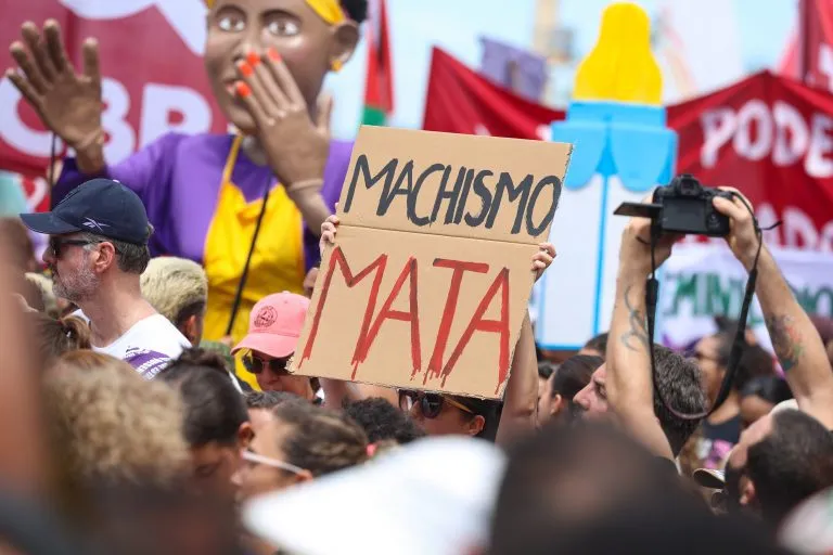 Decreto define prazos para plataformas digitais retirarem do ar conteúdo misógino