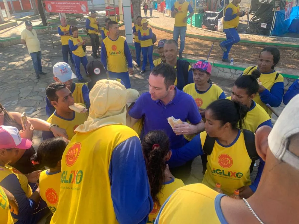 Prefeito de Brumado toma café da manhã com garis em reconhecimento ao trabalho durante os festejos de aniversário da cidade