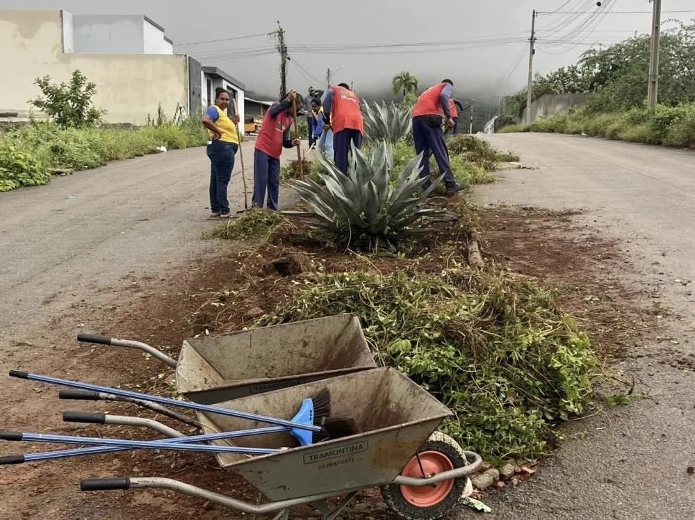 Prefeitura de Brumado intensifica limpeza de ruas e bueiros durante período chuvoso