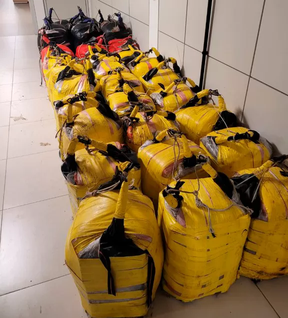 PF, em ação conjunta, apreende cerca de 1,1 tonelada de cocaína na região da baía de Aratu na Bahia