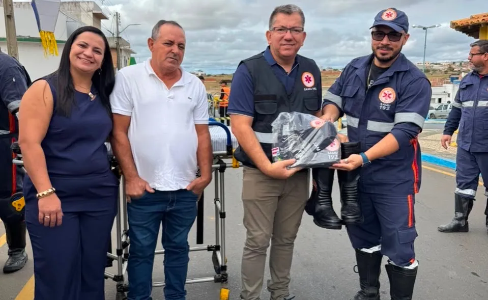 Prefeito Valdemir Gondim entrega nova ambulância ao SAMU e reforça estrutura da saúde em Tanhaçu