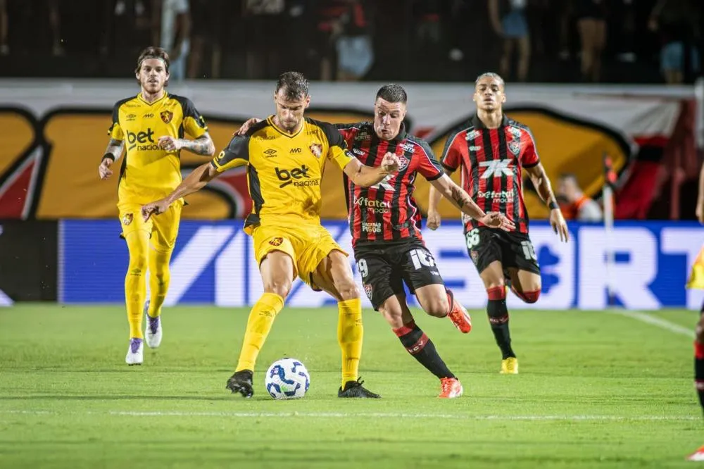 Vitória sofre gol no último lance e deixa escapar três pontos no Barradão