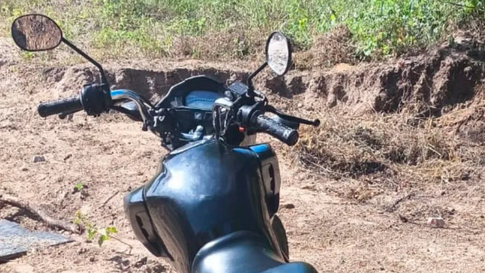 PM recupera motocicleta furtada escondida em matagal na zona rural de Anagé