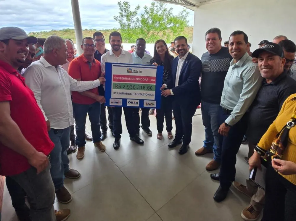 Marquinho Viana participa de assinatura de contrato para construção de 35 casas em comunidade quilombola de Contendas do Sincorá