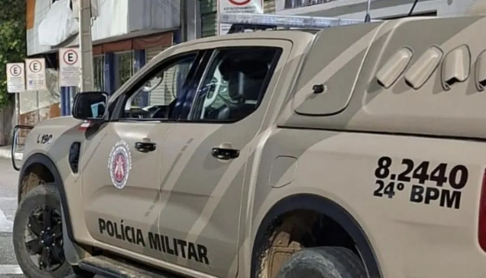 Homem é detido pela Polícia Militar após agredir e tentar expulsar companheira de casa em Brumado