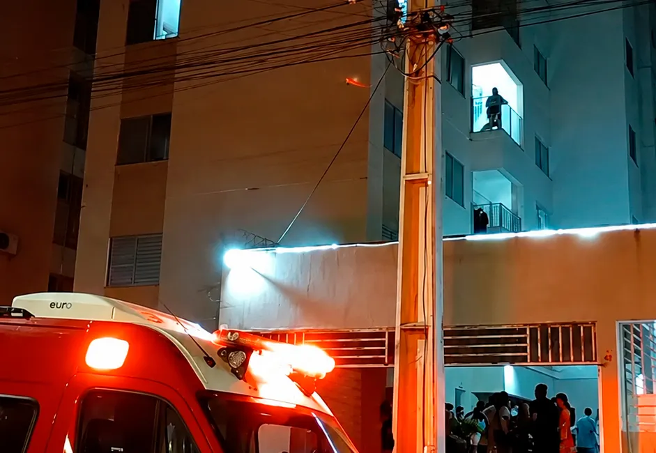 Princípio de incêndio em apartamento mobiliza moradores e Corpo de Bombeiros em Brumado; veja o vídeo