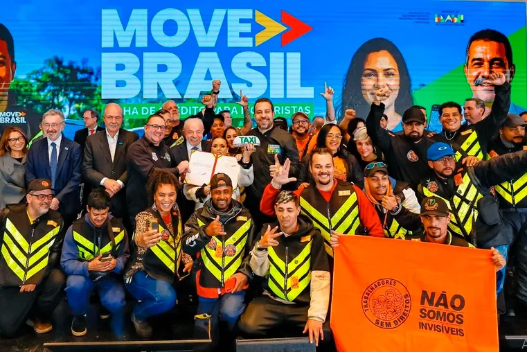 Lula lança crédito de até R$ 30 bilhões para motoristas de app e taxistas financiarem carro novo