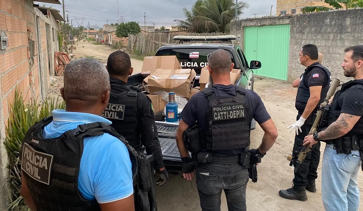 Laboratório de drogas é desarticulado e aproximadamente 25 quilos de cocaína são apreendidos em Eunápolis