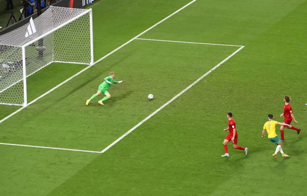 Austrália derrota Dinamarca e vai às oitavas pela primeira vez desde 2006