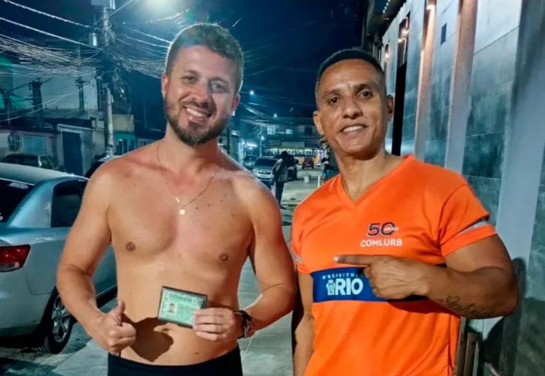 Gari encontra bolsa com dinheiro no lixo e percorre bairro até devolver tudo ao dono