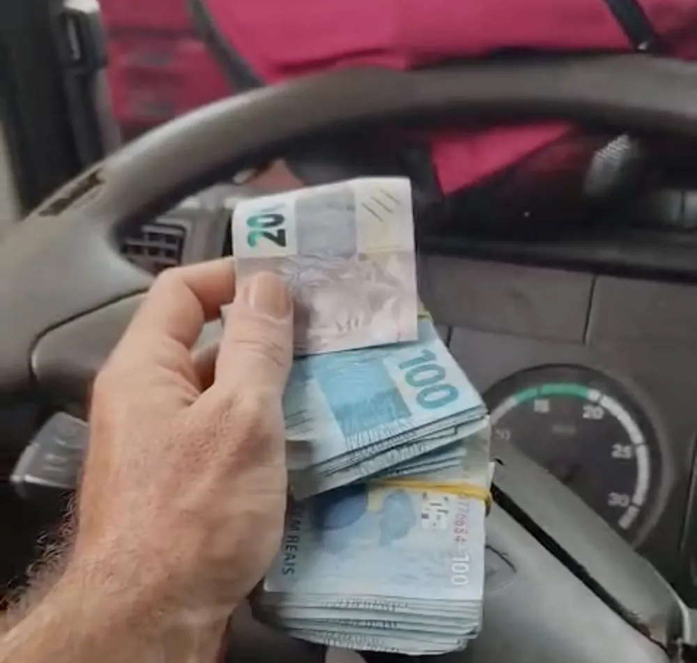 Exemplo de honestidade: caminhoneiro encontra mochila com mais de R$ 11 mil de idosa e devolve à dona em Brumado