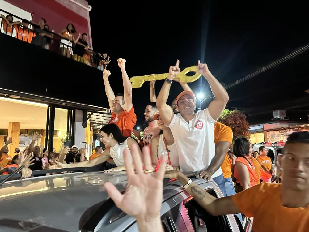 Eleitos em Brumado, Fabrício e Marlucinho celebram com multidão na Praça da Prefeitura