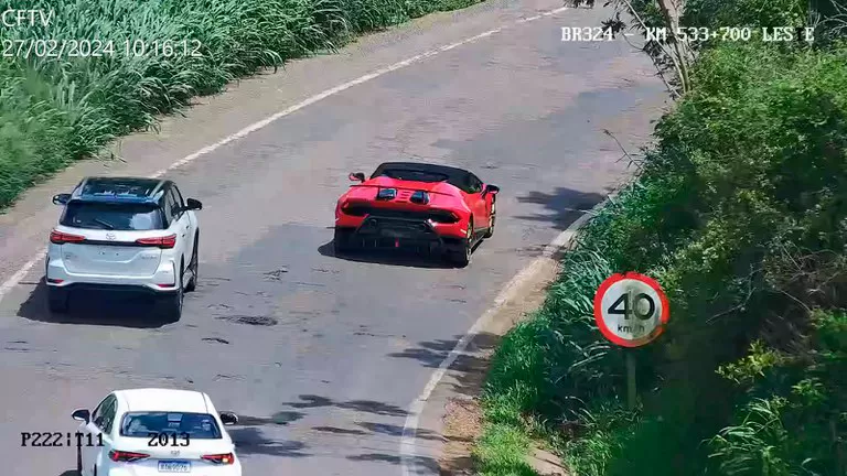 Lamborghini é interceptada pela PRF após passar em 2 praças de pedágio na BR 324