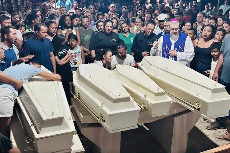 Comoção marca despedida de quatro crianças da mesma família mortas em tragédia em Paramirim