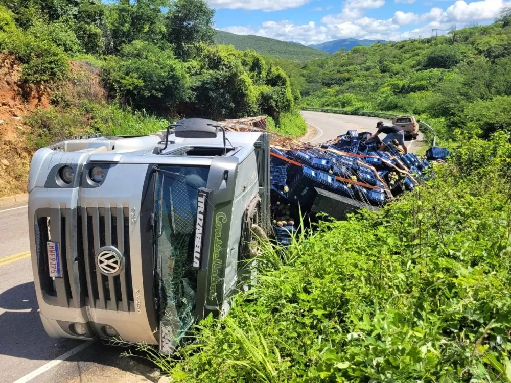 Caminhão carregado com manga tombou na Serra das Almas entre Livramento e Rio de Contas 