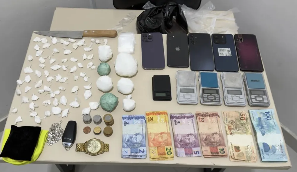 Polícia apreende drogas, dinheiro e veículo após perseguição em Vitória da Conquista
