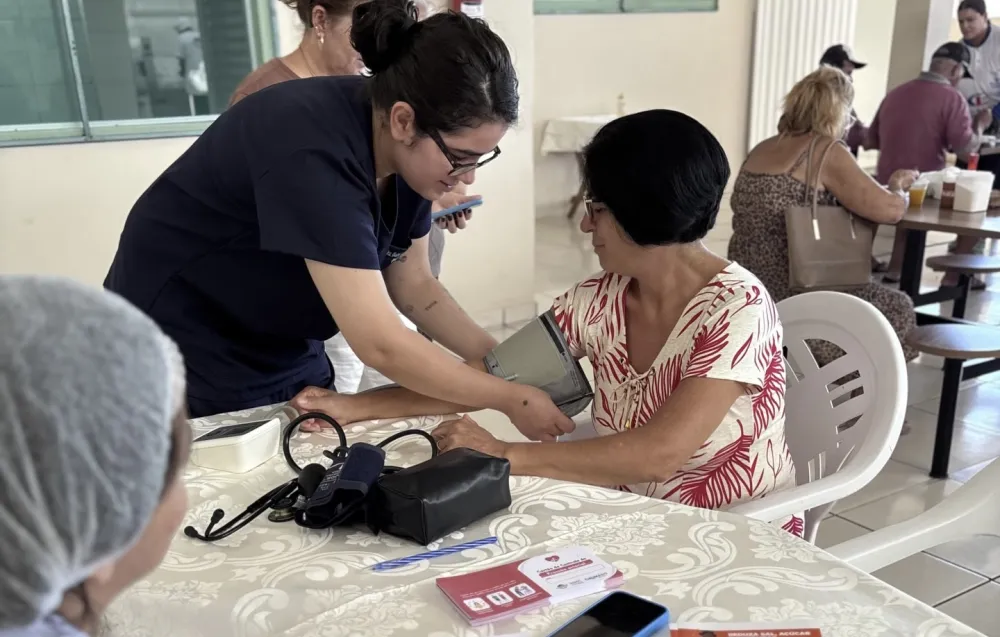 SESOC realiza aferição de pressão no Restaurante Popular em ação de prevenção à hipertensão em Brumado