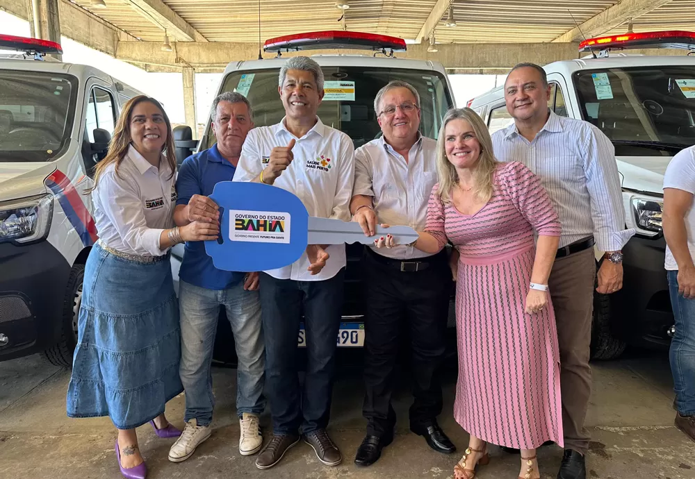 Ivana Bastos entrega mais uma ambulância para Candiba