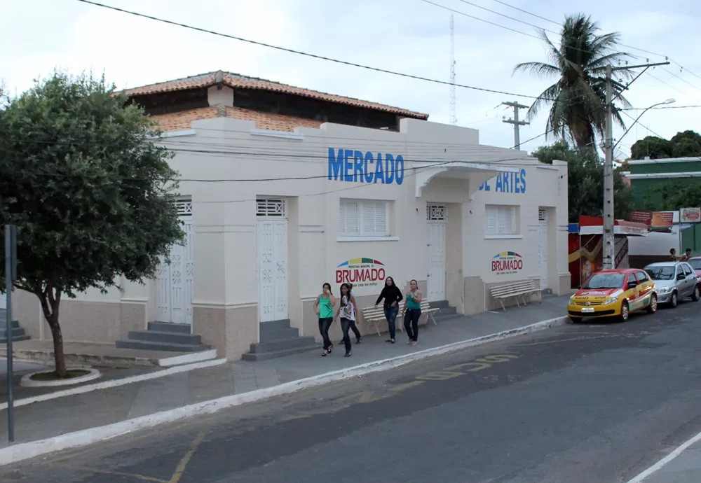 Artesãos do Mercado de Artes de Brumado desocupam boxes para reforma do prédio