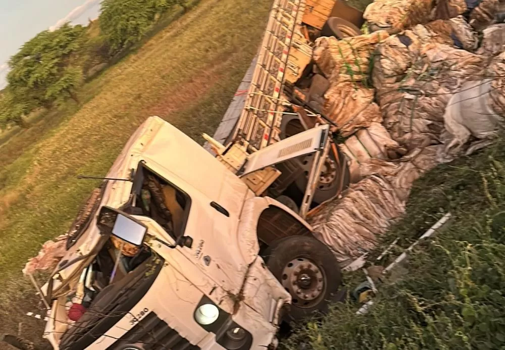 Caminhão capota na BA-142 e deixa vítima fatal