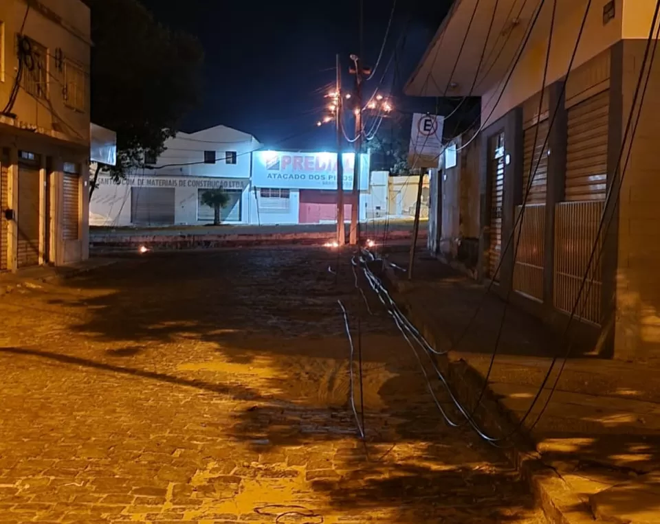 Incêndio em poste causa interrupção no fornecimento de Internet em Brumado