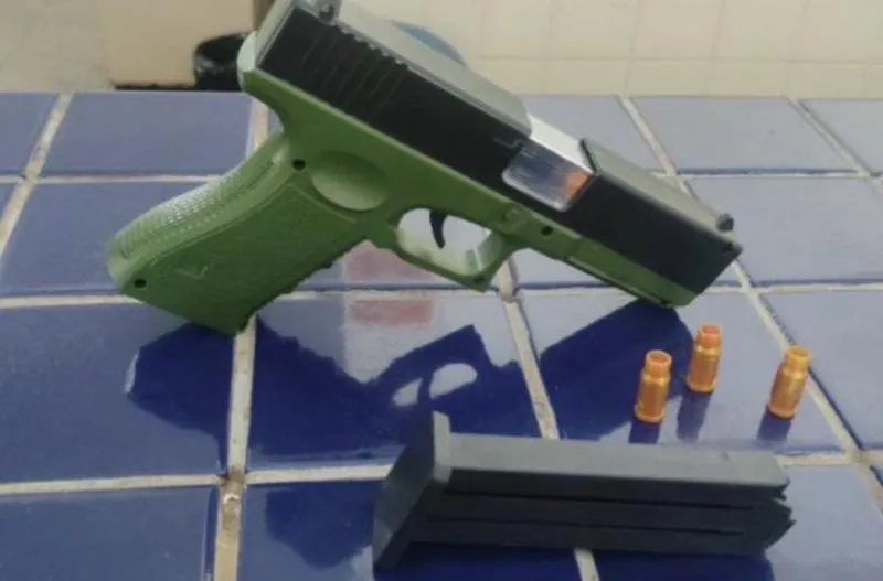 Simulacro de arma é encontrado na mochila de aluno em escola no bairro Novo Brumado