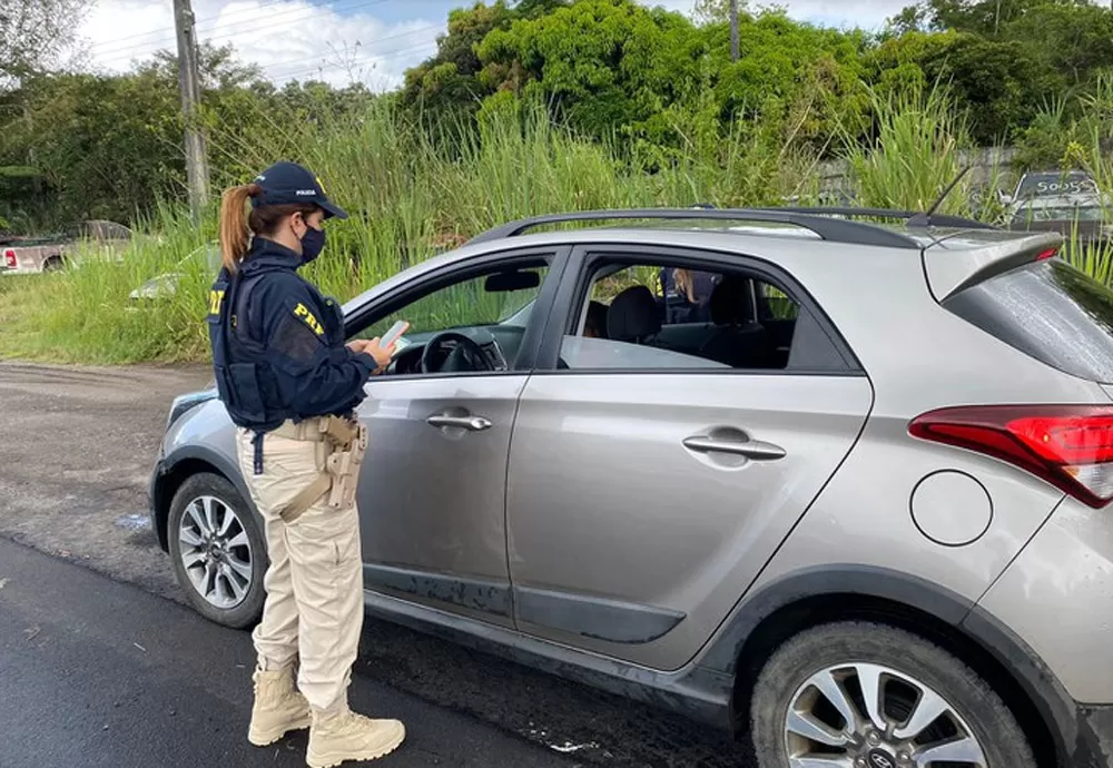 Na Bahia, PRF registra aumento no número de autuações por uso de telefone celular ao volante