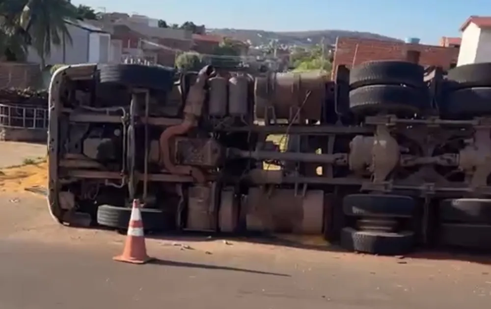Carreta bitrem carregada de milho tomba em rotatória próxima ao IFBA em Brumado; veja o vídeo