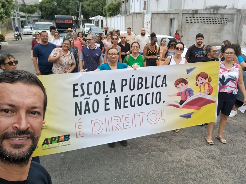 Professores e Estudantes de Brumado Protestam Contra Privatização da Educação