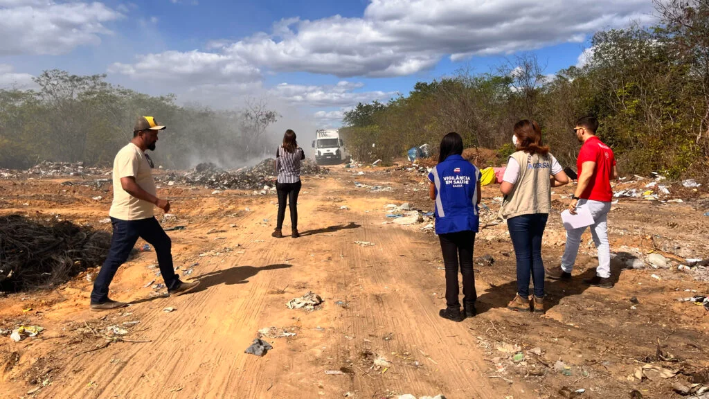 FPI do Rio São Francisco flagra descarte de resíduos sólidos por veículo oficial de prefeitura em lixão de Bom Jesus da Lapa