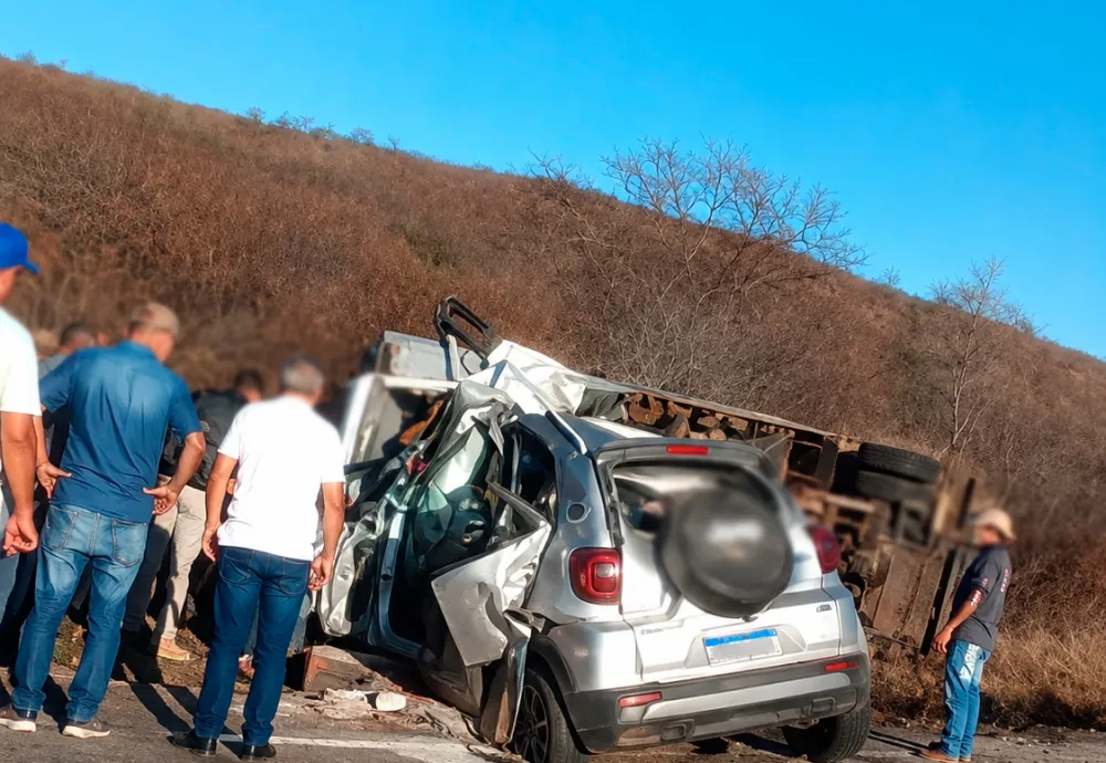 Grave colisão entre caminhão e carro deixa duas pessoas mortas entre Anagé e Tanhaçu