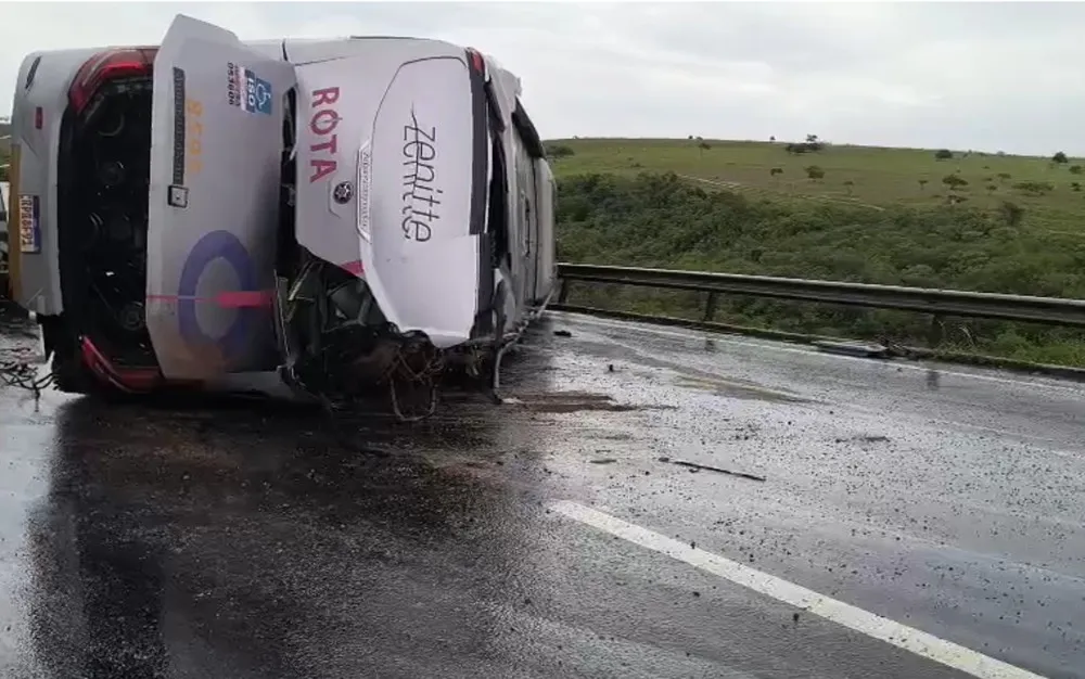 Ônibus que seguia para Vitória da Conquista tomba e deixa passageiros feridos