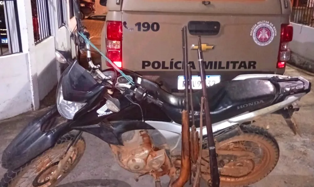 PM prende homem por violência doméstica, posse ilegal de armas e receptação de moto roubada na zona rural de Brumado