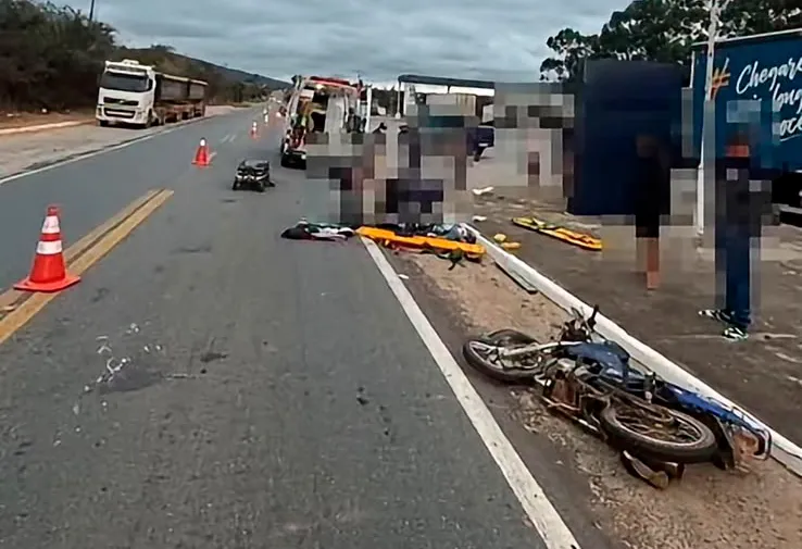Duas pessoas ficam feridas após colisão entre carreta e motocicleta na BR-430, em Caetité