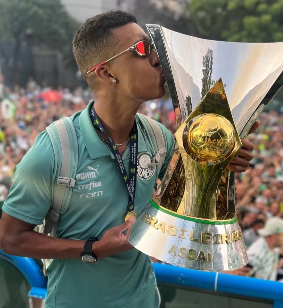 Brumadense Vanderlan comemora título de campeão brasileiro de 2023 pelo Palmeiras