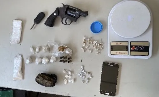  17º BPM apreende revólver e drogas após perseguição policial em Guanambi
