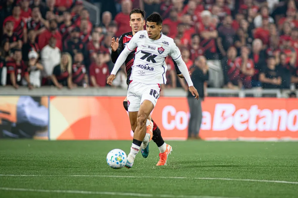 Vitória perde para o Athletico-PR e terá de buscar virada no Barradão pela Copa do Brasil
