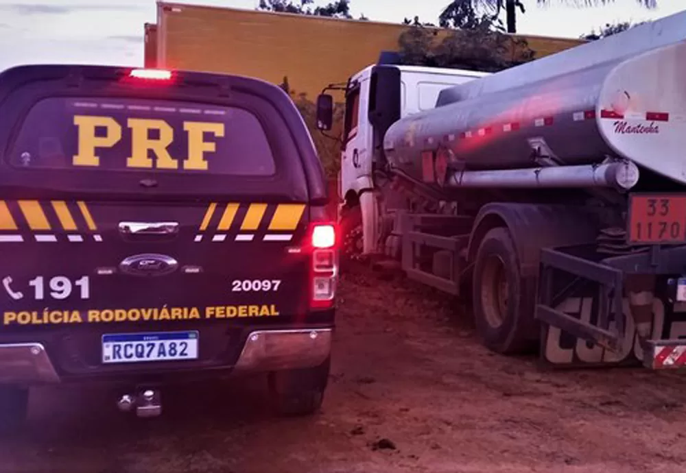 PRF apreende 10 mil litros de cachaça acondicionados dentro de caminhão-tanque utilizado no transporte de combustível