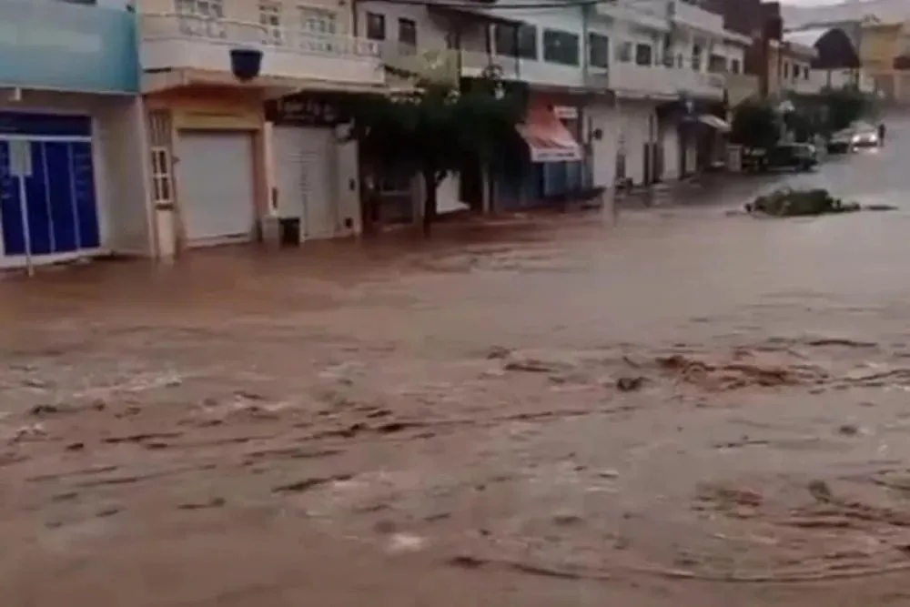 Chuva de 160 mm provoca destruição e deixa famílias desabrigadas em Macaúbas