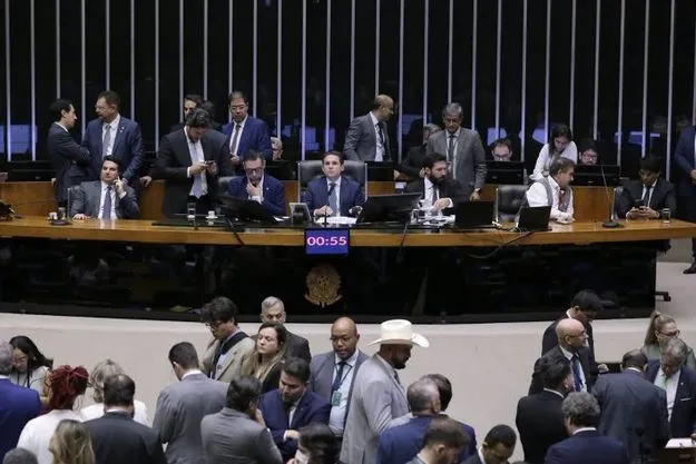 PEC da blindagem é aprovada por deputados e vai ao Senado