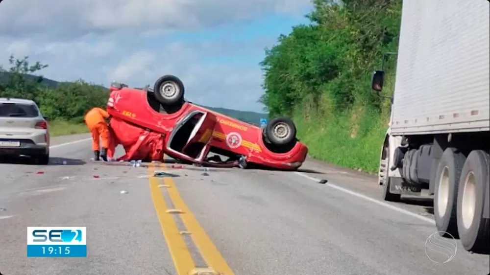 Bombeiros militares de Sergipe sofrem acidente em Jequié a caminho do Rio Grande do Sul