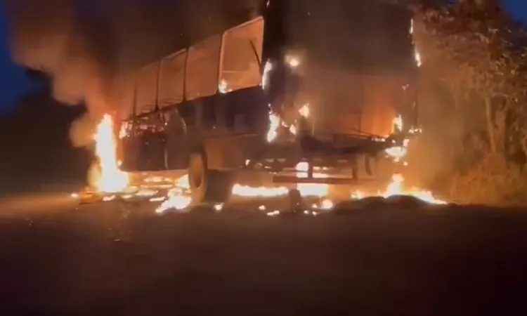 Ônibus escolar pega fogo na BA-900, em Ibicoara