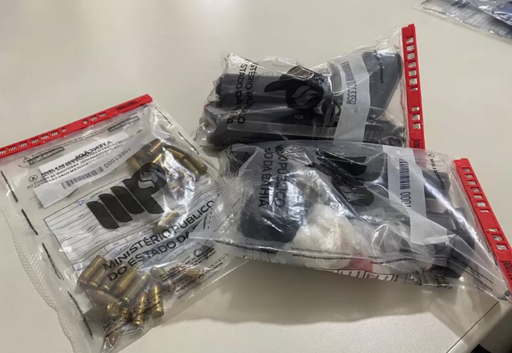 Pistolas e munições são apreendidas com PMs investigados