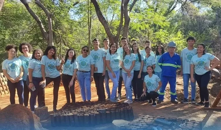 Jovens do NUCA realizam plantio de árvores e visitam mineradora em Brumado