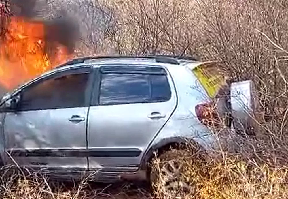 Brumado: Carro pega fogo após motorista confundir pedais próximo a Ubiraçaba